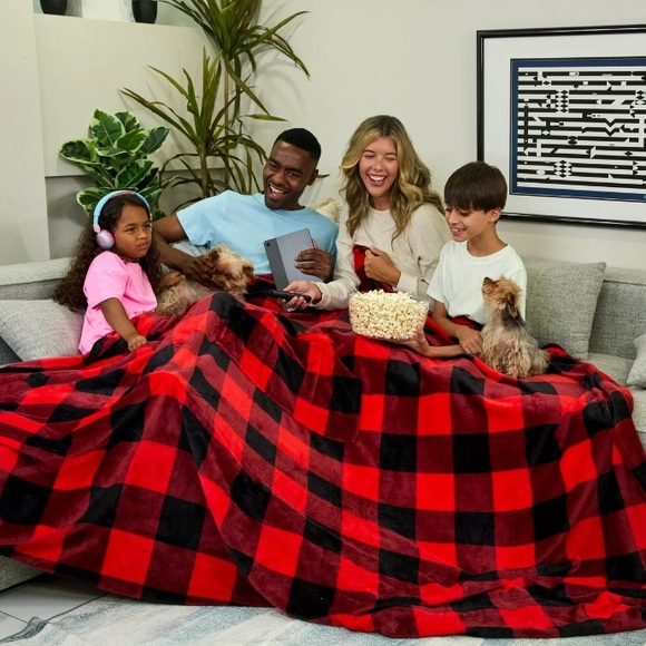 Muk Luks Luxurious and Soft Extra Large Red Family Throw Blanket,New - Picture 4 of 8